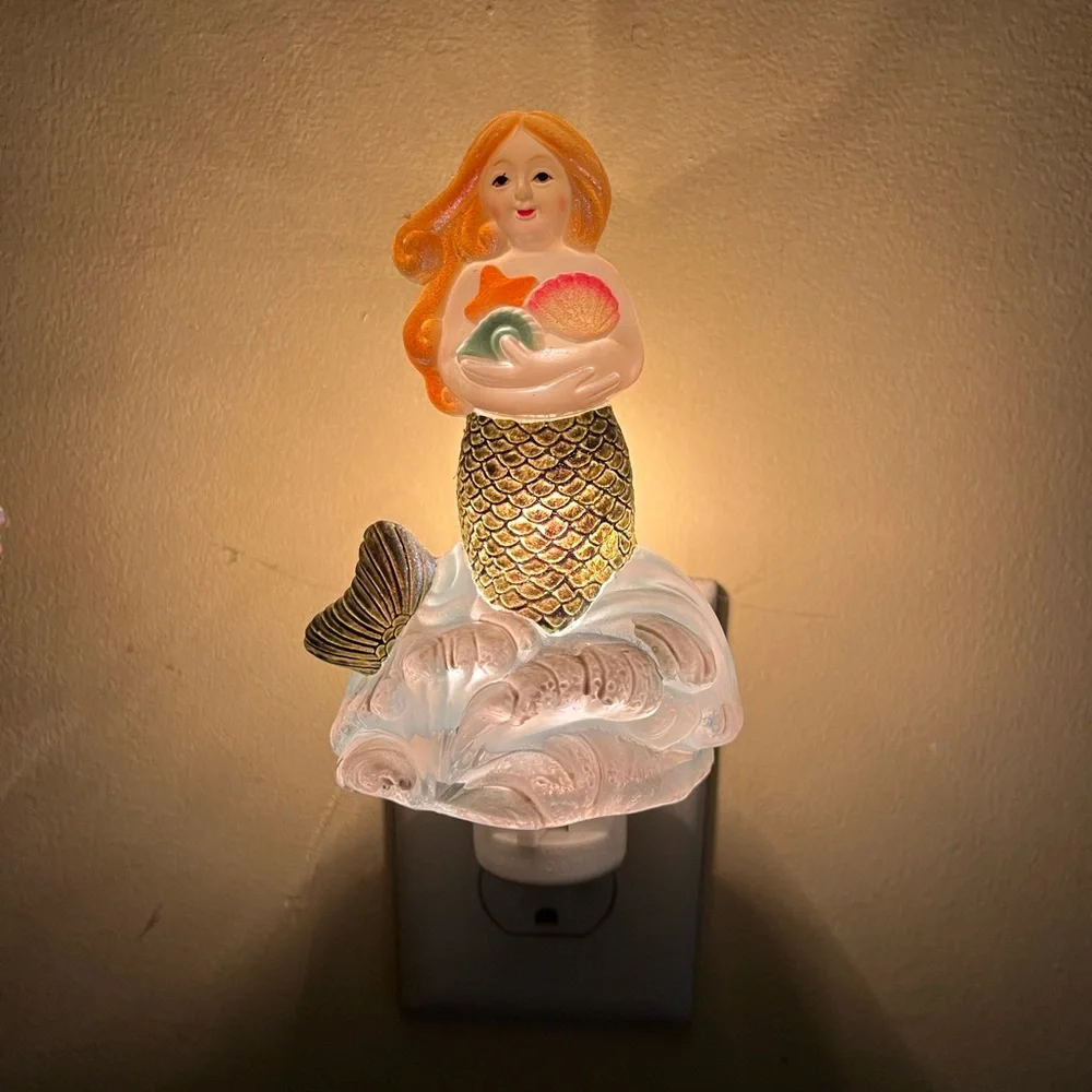 🤑SALE 3 for $20!🤑 Adorable mermaid nightlight 🧜🏻♀️🧜🏻♀️ 6” x 3 1/2” - Picture 2 of 2